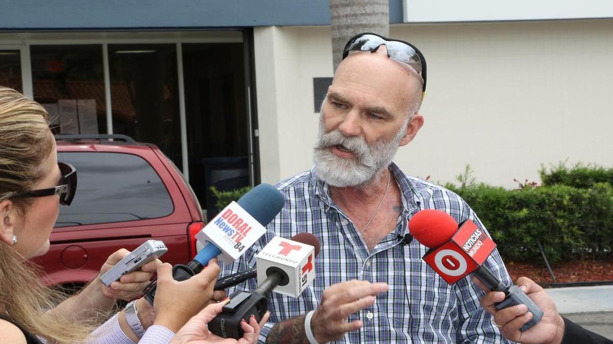 
El investigador privado Joe Carrillo habla con la prensa sobre su investigación relacionada con las elecciones en la ciudad de Sweetwater.
