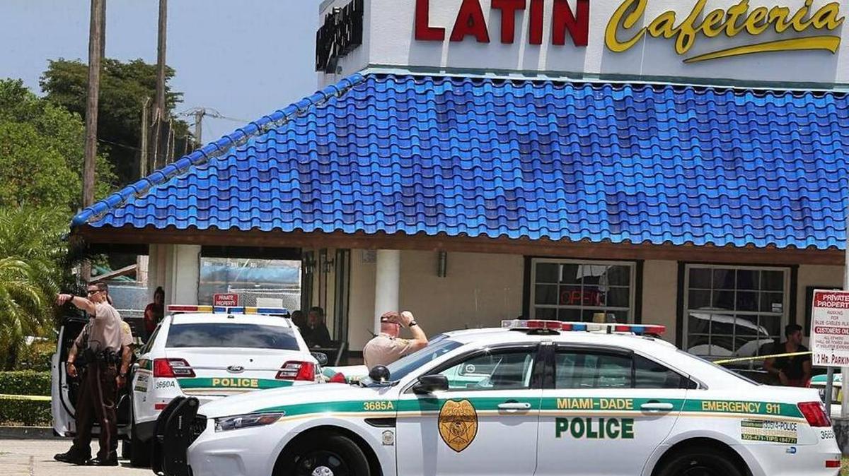 La policía de Miami-Dade responde a la escena de un tiroteo en un restaurante en 7360 SW 24 St. el 20 de mayo de 2017.