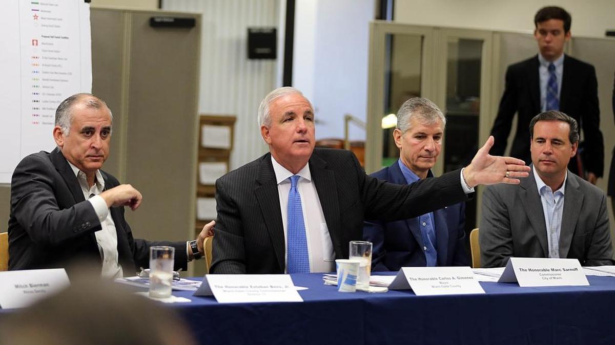 
El alcalde de Miami-Dade Carlos Giménez (centro) durante una conferencia de prensa junto al comisionado condal Esteban Bobo y los comisionados de Miami Mark Sarnoff y Frank Carollo.


