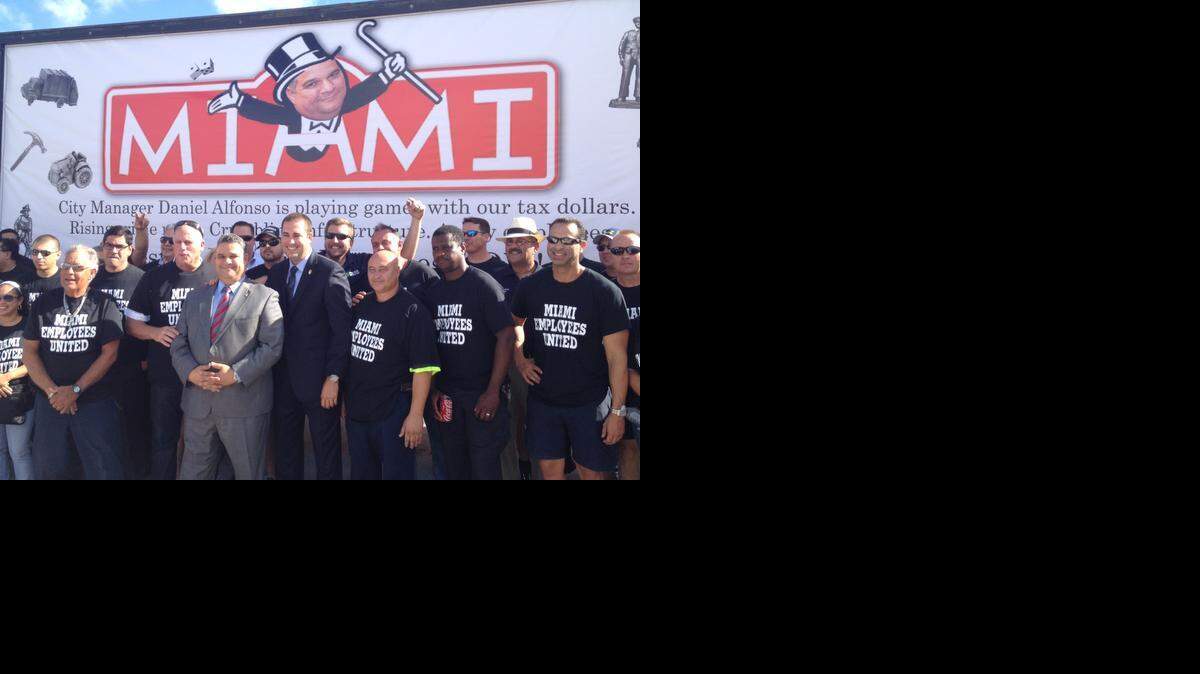 <cutline_leadin>El administrador </cutline_leadin>de Miami Daniel Alfonso (centro) junto al presidente de la FOP Javier Ortiz en septiembre.<252><252>