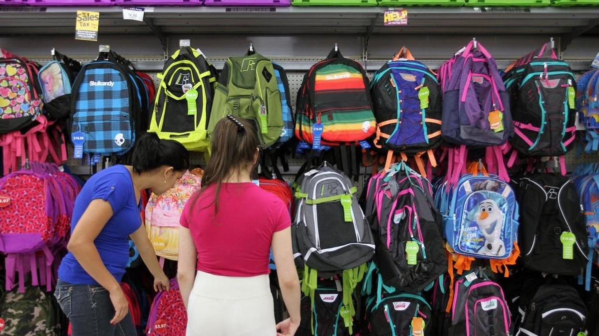 Personas adquieren artículos en la cadena Walmart de Doral durante el periodo de ventas libres de impuestos para los útiles escolares el 4 de agosto de 2015.