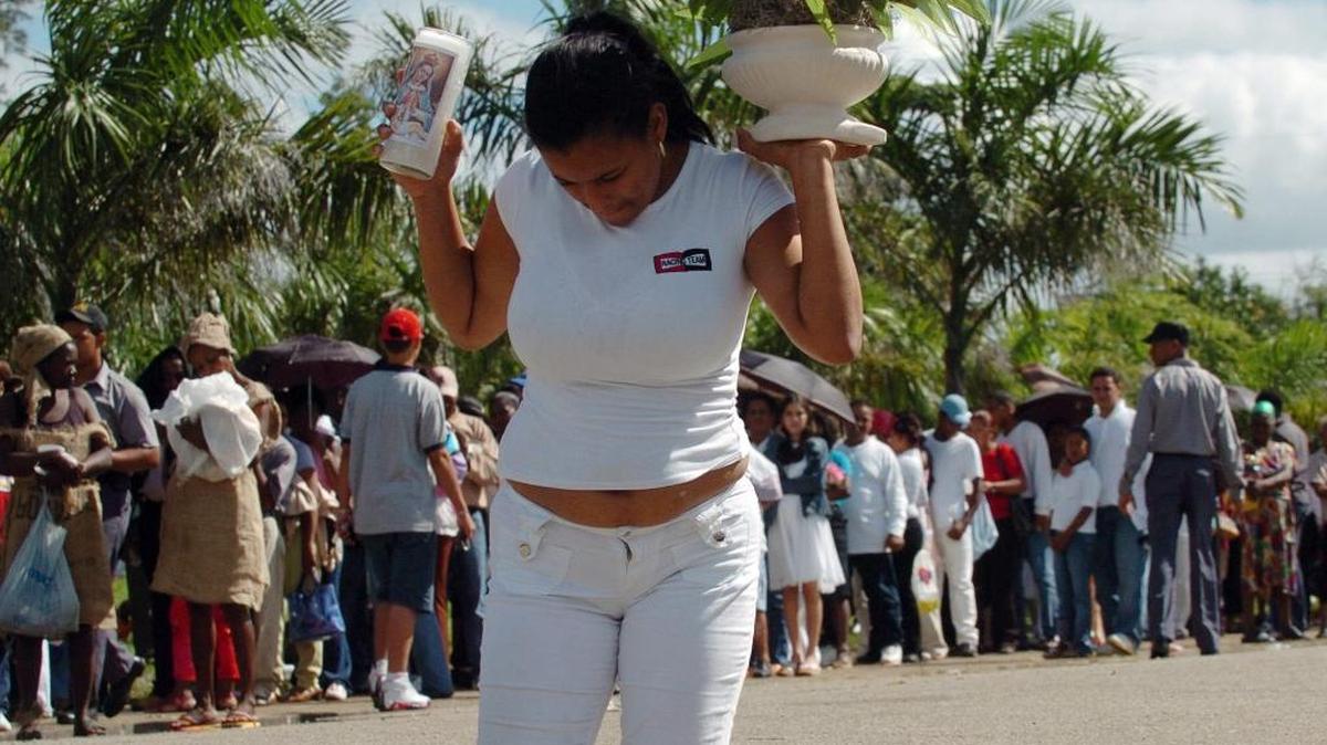 Ruth Esther ingresa arrodillada hasta la entrada del santuario de la Basílica de la Virgen de la Altagracia en Higüey, República Dominicana, para saldar una promesa. Foto de archivo.