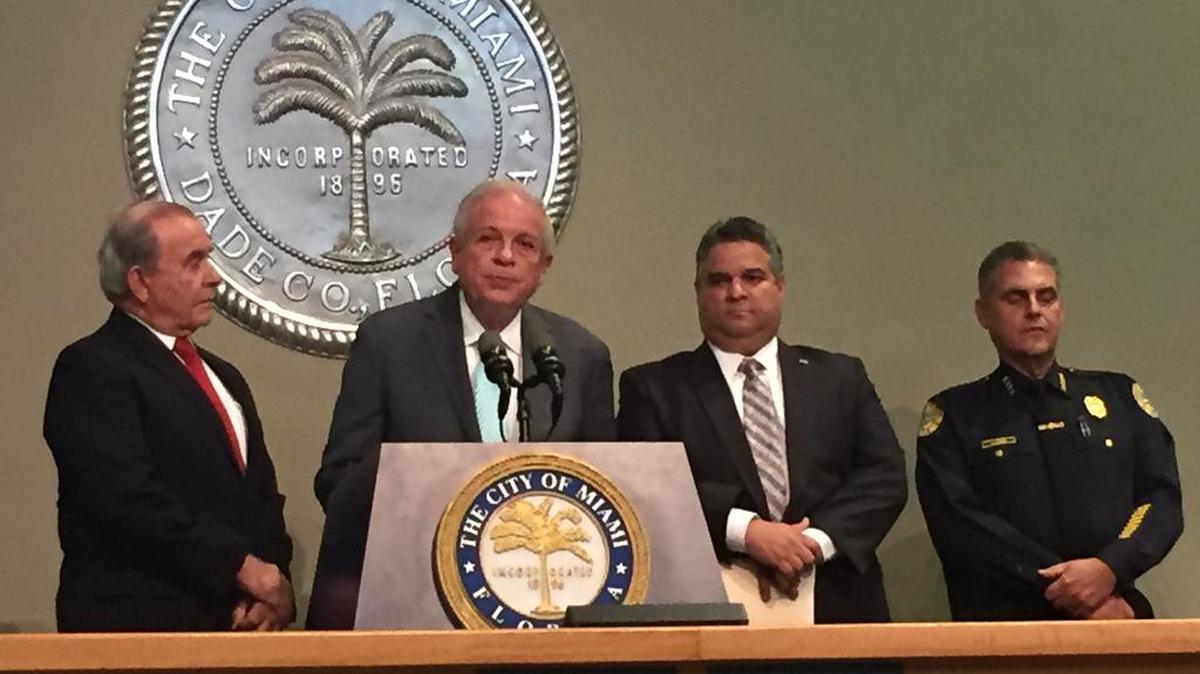 
El comisionado Willy Gort, el alcalde de Miami Tomás Regalado, el administrador Daniel Alfonso y el jefe de la policía Rodolfo Llanes.
