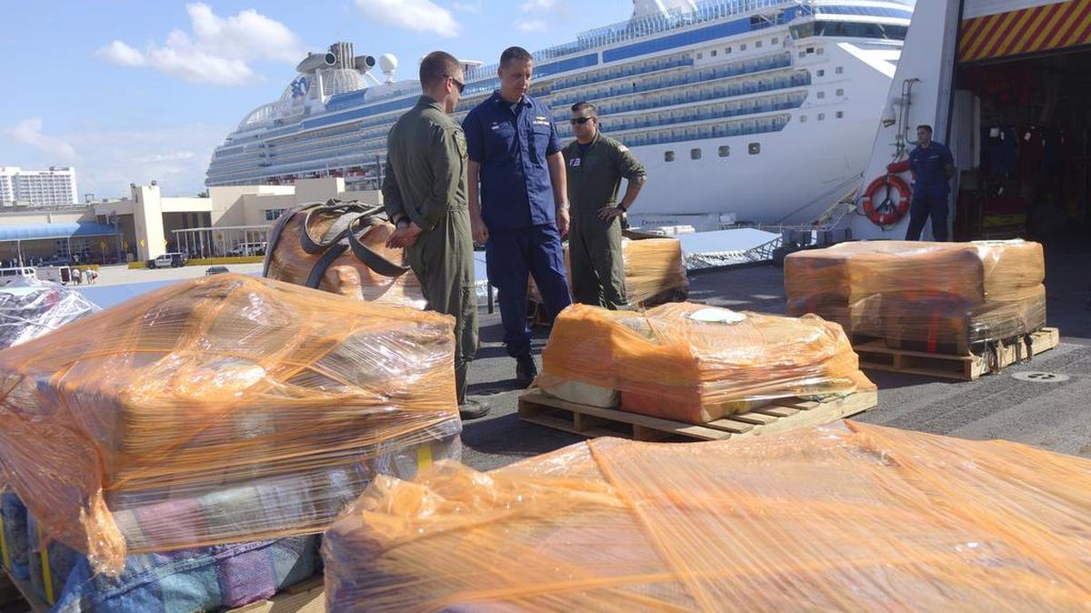 Foto de archivo muestra a personal del Guardacostas supervisando la descarga de 16 toneladas de cocaína incautada por el escampavías James el28 de marzo del 2016 en el Puerto Everglades, en Fort Lauderdale.