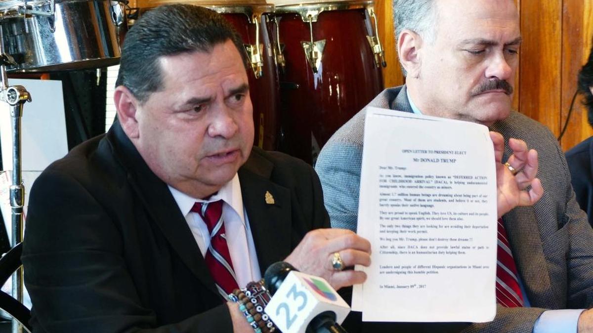 Francisco Portillo (izq.), junto con Benjamin F. DeYurre, integrantes de la Coalición de Organizaciones Latinas Unidas, muestra la carta que le se va a enviar al presidente electo Donald Trump, sobre los ‘Dreamers’.