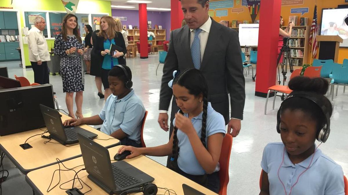 El superintendente Alberto Carvalho habla con estudiantes de la escuela primaria Twin Lakes Elementary de Hialeah, una de las escuelas que se destacó en el Índice de Igualdad Escolar por el buen desempeño de los estudiantes de bajos recursos.