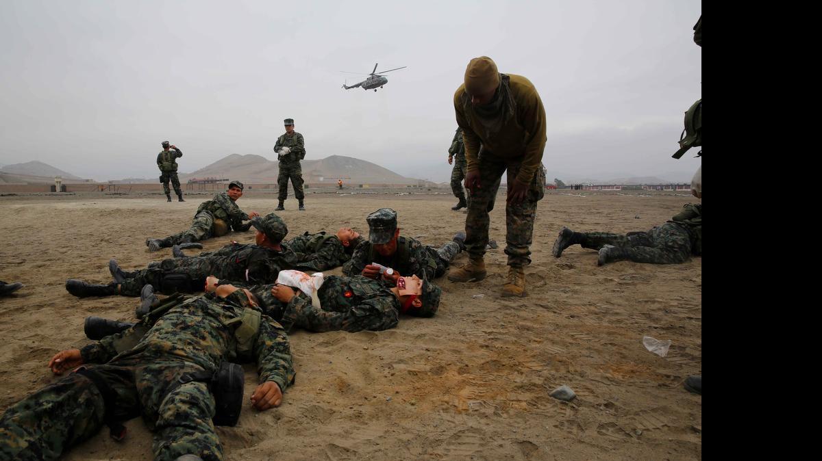 
Infantes de Marina durante un entrenamiento conjunto en la base naval de Ancón, Perú, en septiembre del 2014.


