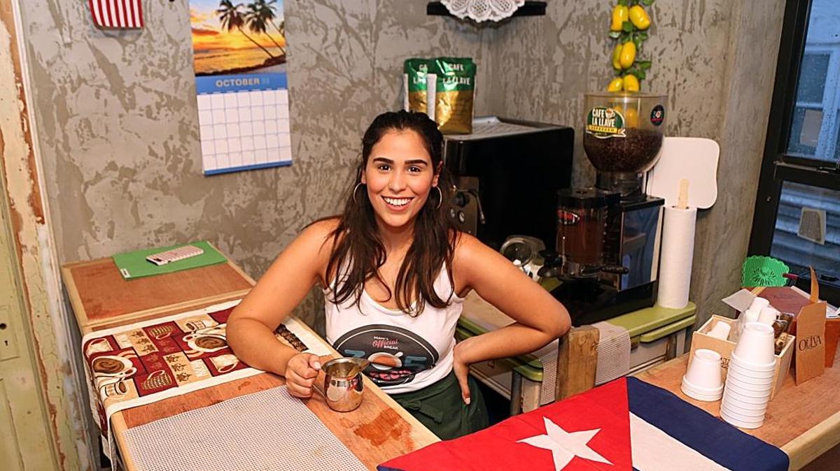 En ‘Miami Motel Stories’, la actriz Marcela Paguaga interpreta una vecina de La Pequeña Habana que brinda cafecito cubano.