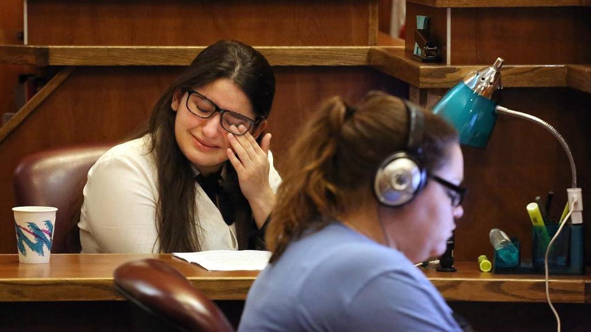 Jordana Rosales, ex estudiante de FIU, llora durante la audiencia en la que fue sentenciada a 7 años de cárcel el miércoles 29 del 2017 por matar a un agente federal mientras conducía ebria.
