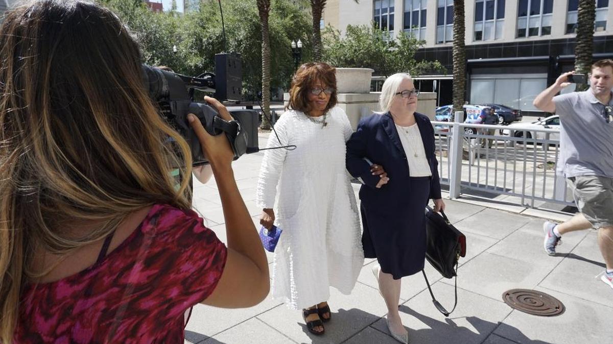La congresista Corrine Brown, izquierda, camina junto a su abogada Elizabeth L. White hacia el edificio de la Corte Federal en Jacksonville.