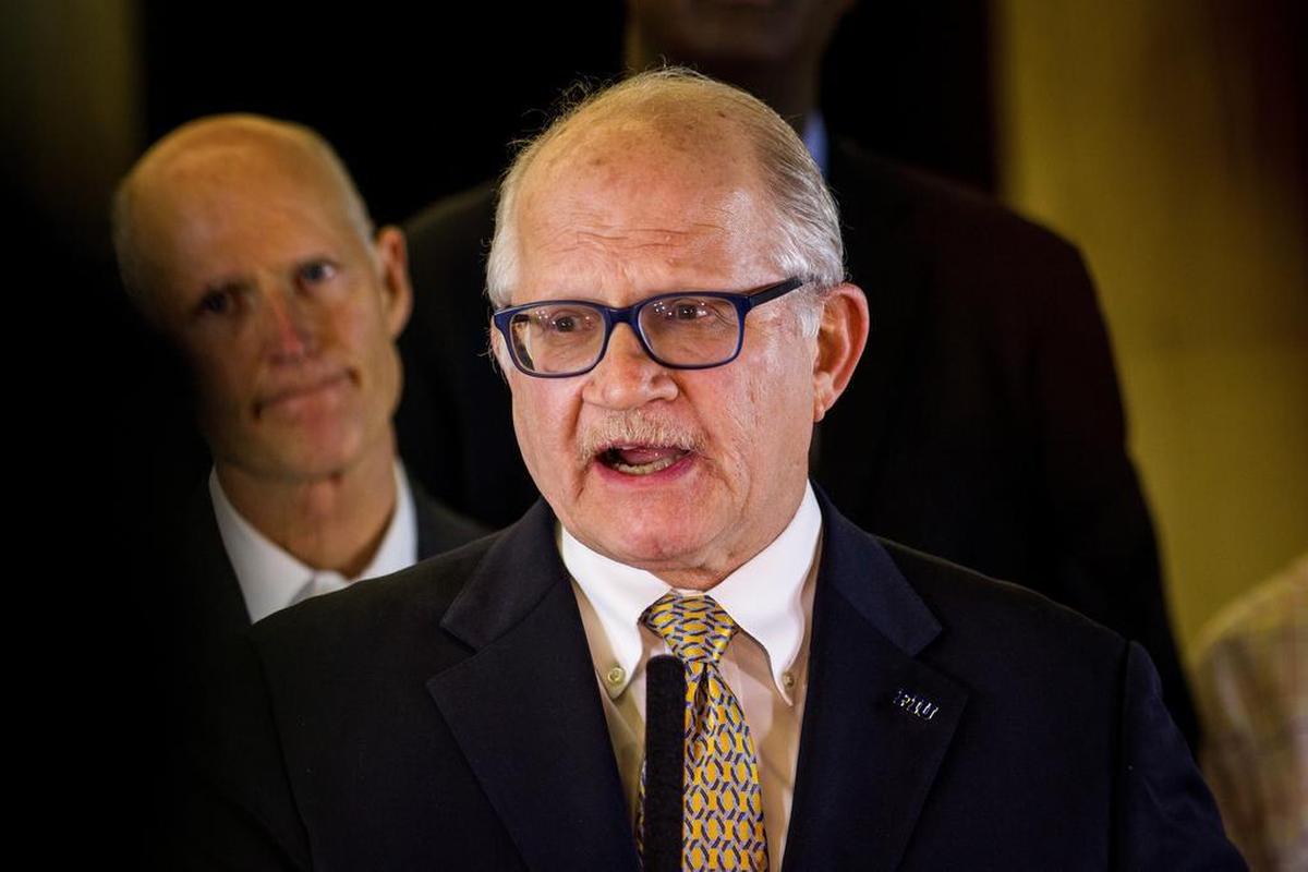 El presidente de FIU, Mark Rosenberg, durante una conferencia de prensa sobre el derrumbe del puente frente a esa universidad de Miami.