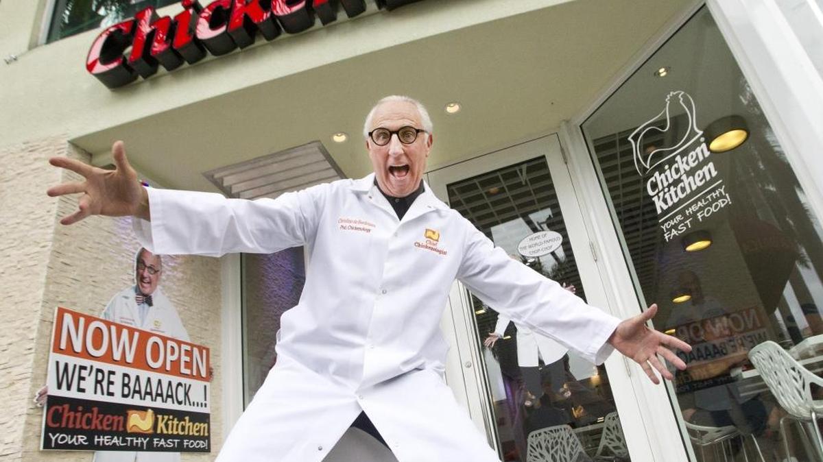 Christian de Berdouare, dueño de Chicken Kitchen, afuera de uno de sus locales en Miami Beach.