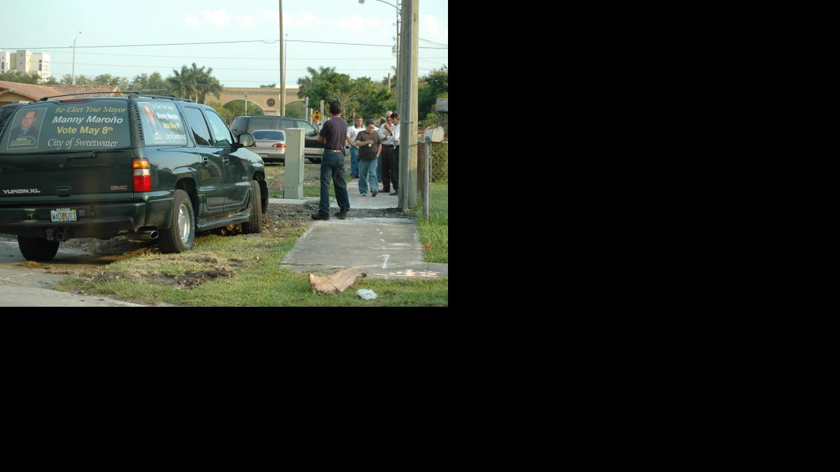 
Escena de la parada de tráfico al comisionado Manuel Duasso y a Isolina Maroño, madre del ex alcalde, por parte de detectives anticorrupción en una esquina de Sweetwater el pasado 19 de abril del 2007.
