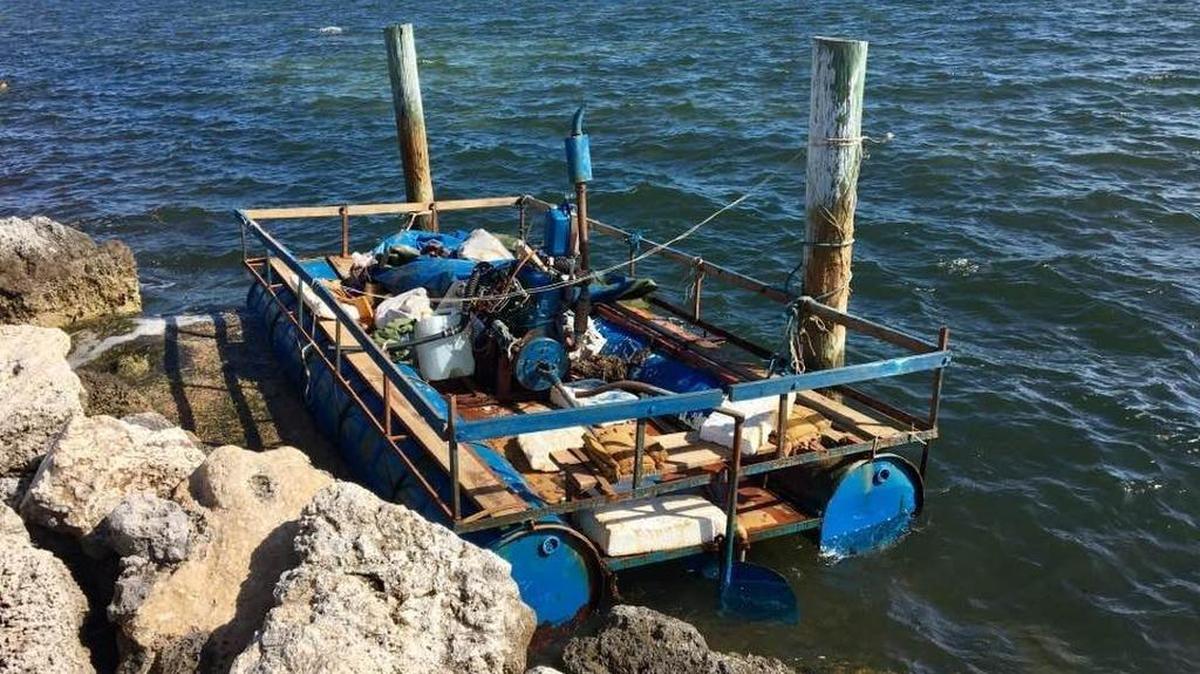 Una embarcación rústica hecha por inmigrantes cubanos atraca detras del complejo Key Largo Ocean Resort, en Cayo Largo. Se estima que habría llegado el 19 de diciembre de 2016.