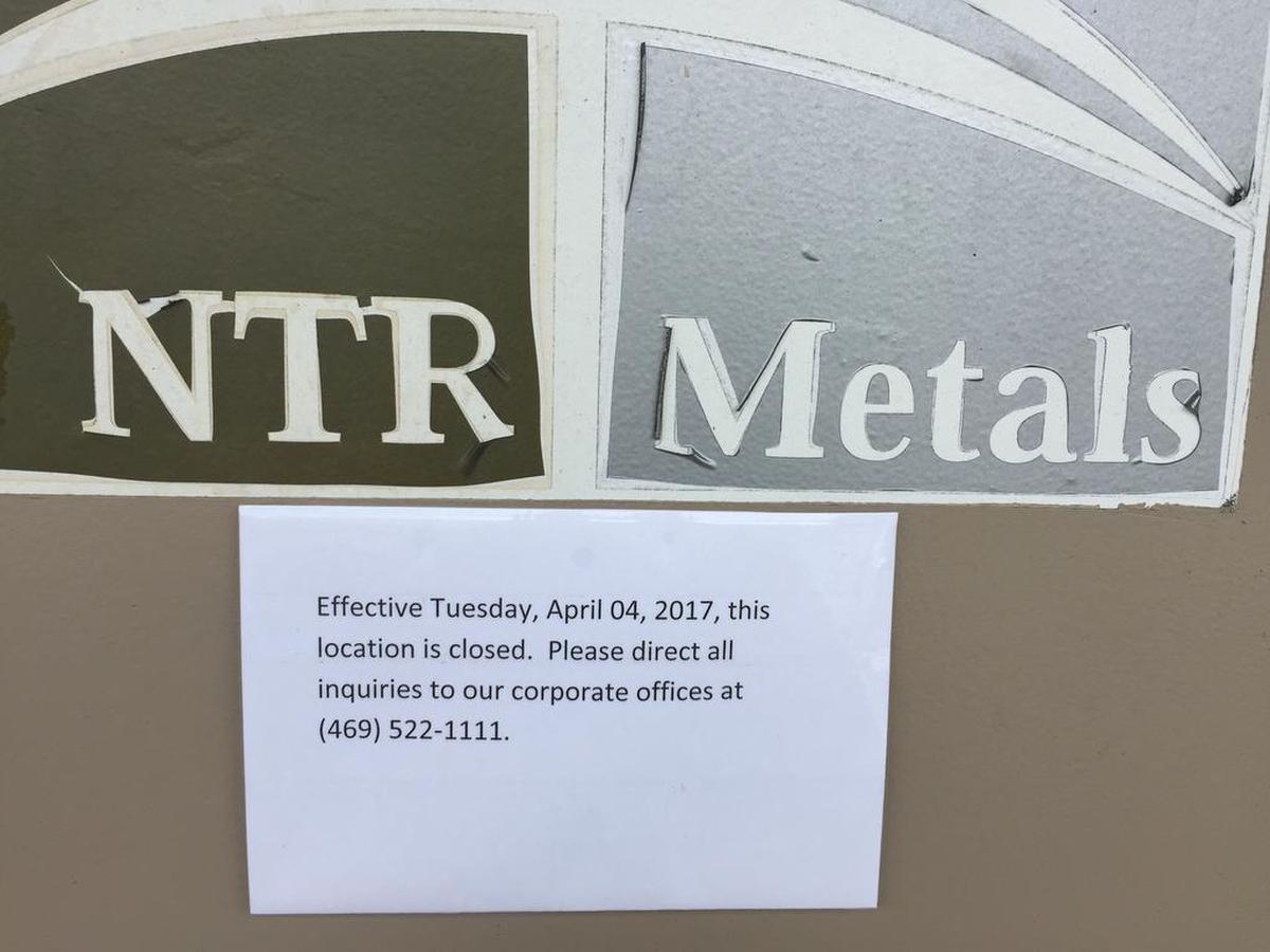 Una nota anuncia el cierre de NTR Metals en Doral, Miami. Tres de sus corredores de oro fueron acusados penalmente de importar a Estados Unidos oro extraído ilegalmente.