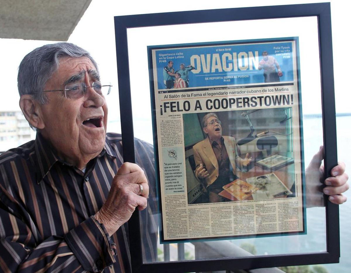 Rafael “Felo” Ramírez, legendario narrador deportivo de los Miami Marlins, con la portada anunciando su entrada al Salón de la Fama del Béisbo, el 9 de diciembre de 2010.