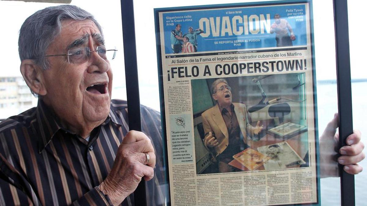 Rafael “Felo” Ramírez, legendario narrador deportivo de los Miami Marlins, con la portada anunciando su entrada al Salón de la Fama del Béisbo, el 9 de diciembre de 2010.
