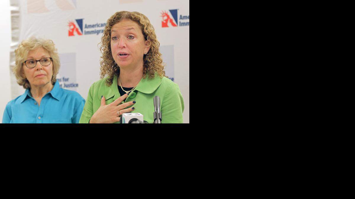 
La congresista Debbie Wasserman Schultz (der.) habla sobre las recientes medidas de inmigración adoptadas por el gobierno de Obama, acompañada de Cheryl Little, directora ejecutiva de Americans for Immigrant Justice, el lunes.
