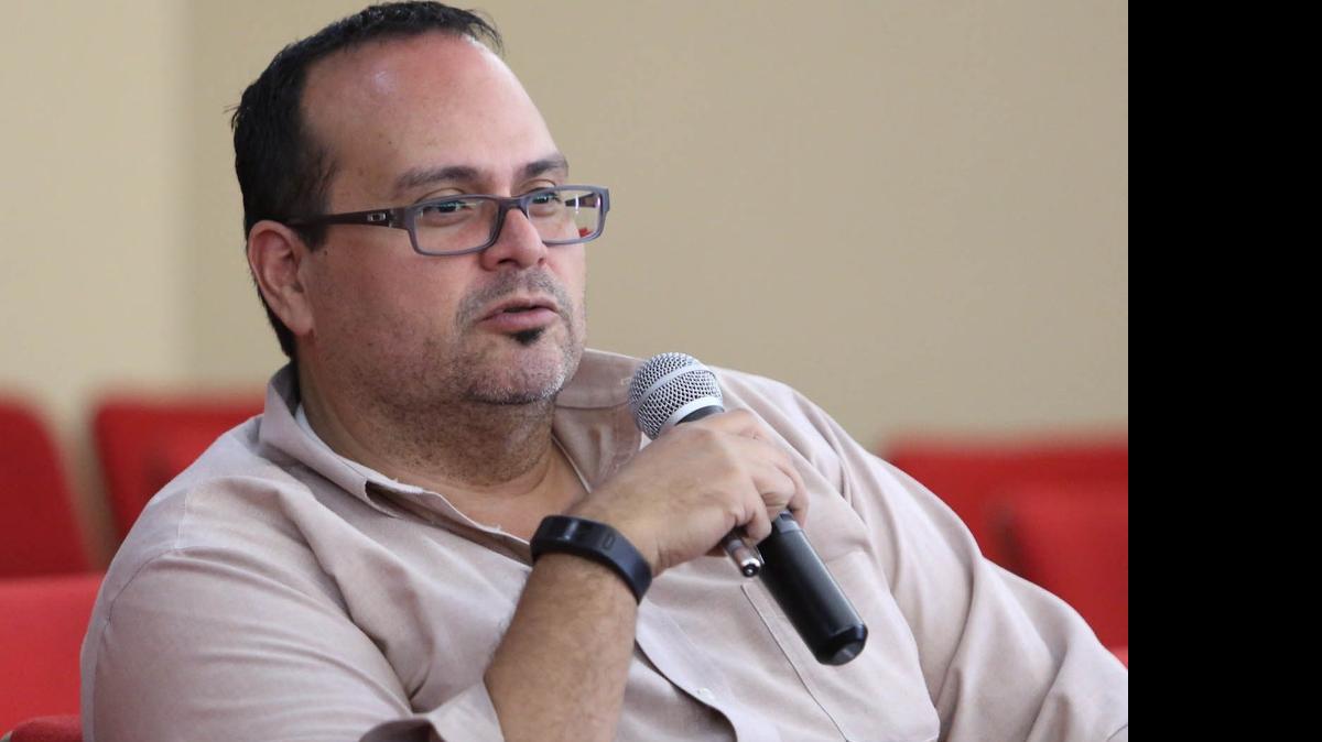 
Ken Rivera, representante de la compañía de recogida de basura Waste Pro habla durante una reunión en la alcaldía de Hialeah el miércoles 25 de marzo.

