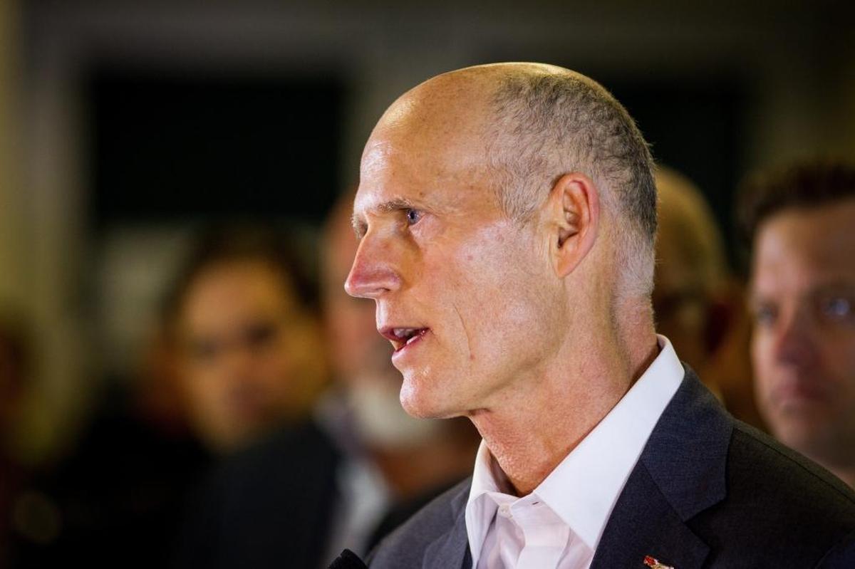 El gobernador de Florida, Rick Scott, interviene en una conferencia de prensa el juenes, tras el colapso del puente en Miami que dejó al menos seis muertos.