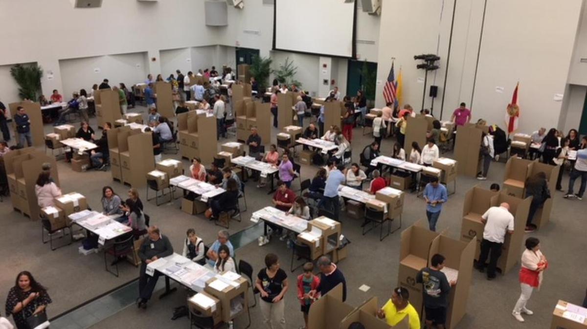 Electores colombianos votan en un centro de Miami el 11 de marzo del 2018.