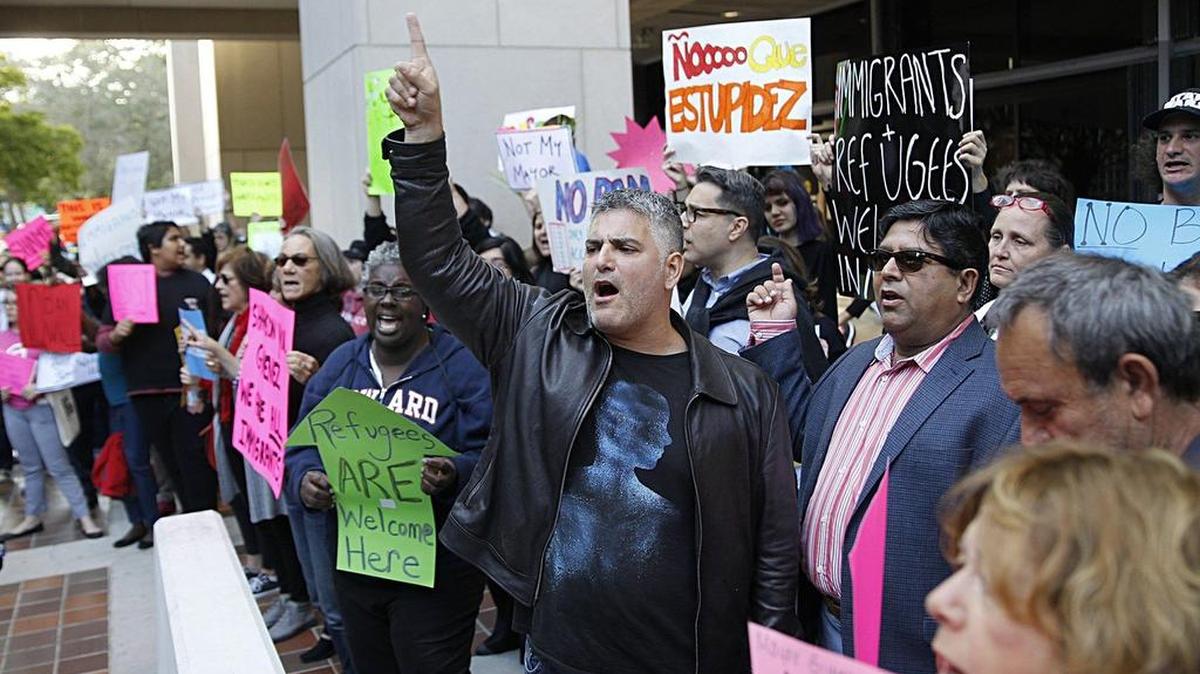 Un grupo de personas de diferentes comunidades de inmigrantes y residentes del condado Miami-Dade protestan en enero contra el alcalde Carlos Giménez por la política de colaborar con las autoridades de inmigración.