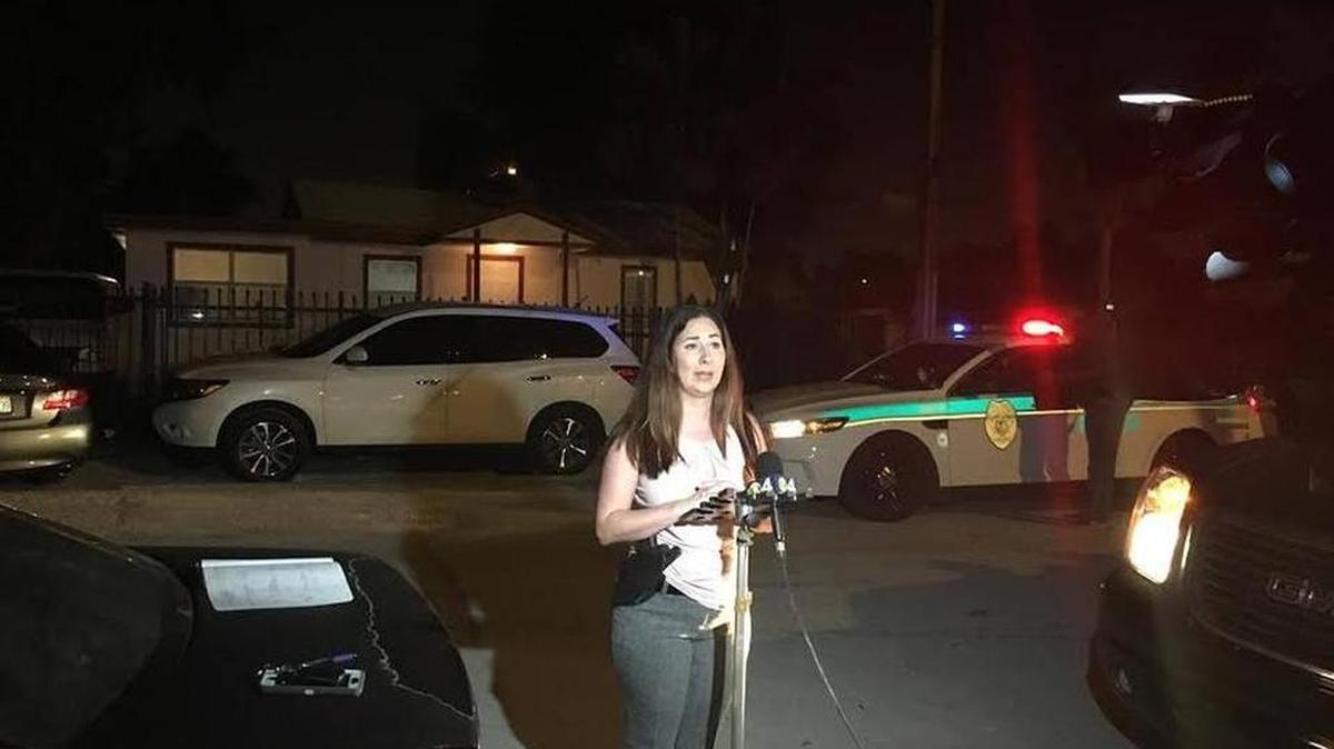 La detective de Miami-Dade Jennifer Capote habla fuera de una casa en el noroeste de Miami-Dade que fue robada.
