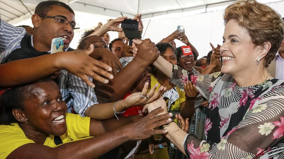 La presidenta de Brasil, Dilma Rousseff, saluda a seguidores el martes en Salvador, donde aseguró que “quien la juzga” es “corrupto”, mientras que contra ella no pesa “ninguna” acusación.