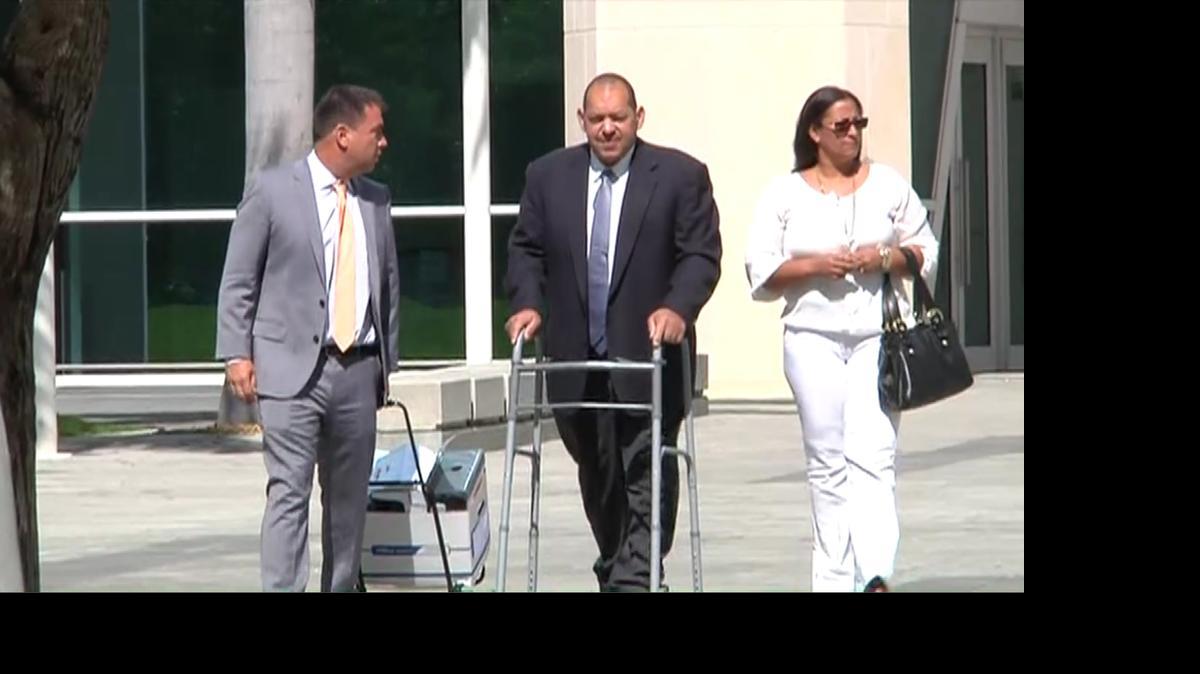
Yuri Sucart, primo de A-Rod, sale de corte con un andador.

