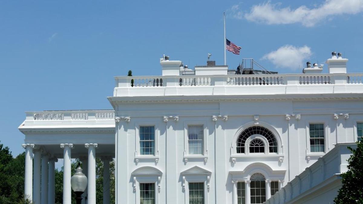 La bandera de EEUU es vista a media asta en la Casa Blanca el domingo, en Washington, por el duelo que embarga a la nación tras la masacre en Orlando que dejó al menos 50 muertos y 53 heridos.