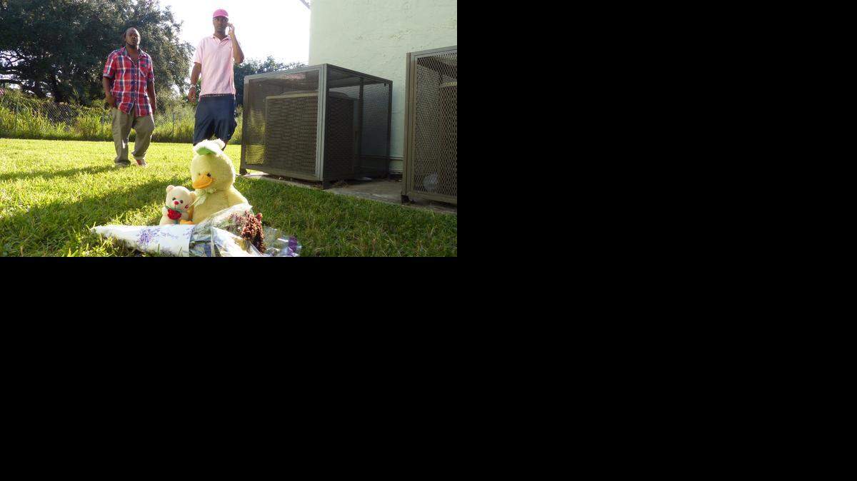 
Los residentes del complejo de apartamentos de Allapattah hacen un improvisado altar en el sitio donde perdiera la vida Bradley Holt el viernes por querer proteger a unos niños.
