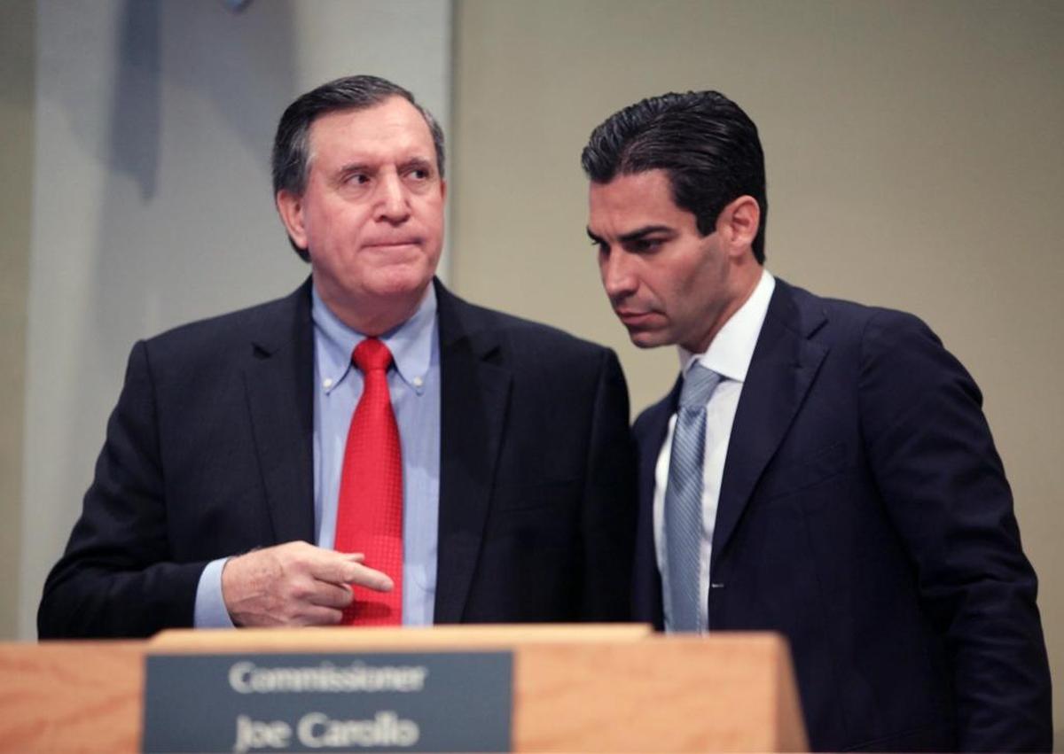 El comisionado Joe Carollo y el alcalde de la ciudad de Miami, Francis Suárez, durante la reunión de la comisión el 14 de diciembre del 2017.