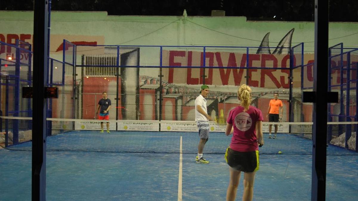 
Carlos Hernández, José María ‘Chema’ Escriña, Jennifer Gattinger y Adrien Buisson, aprovecharon el agradable clima para jugar un partido en Real Pádel Miami.
