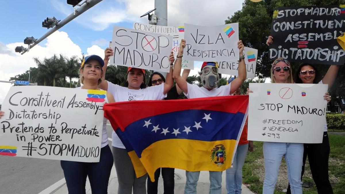 Venezolanos del sur de la Florida se manifestaron el sábado en Doral para apoyar a sus compatriotras ante la imposición de la Constituyente por parte del gobierno de Nicolas Maduro.