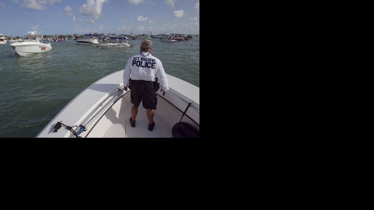 
El oficial Gordon Spliter, de la policía de Key Biscayne, pratulla la bahía durante las celebraciones en Mashta Flats el pasado 31 de agosto.


