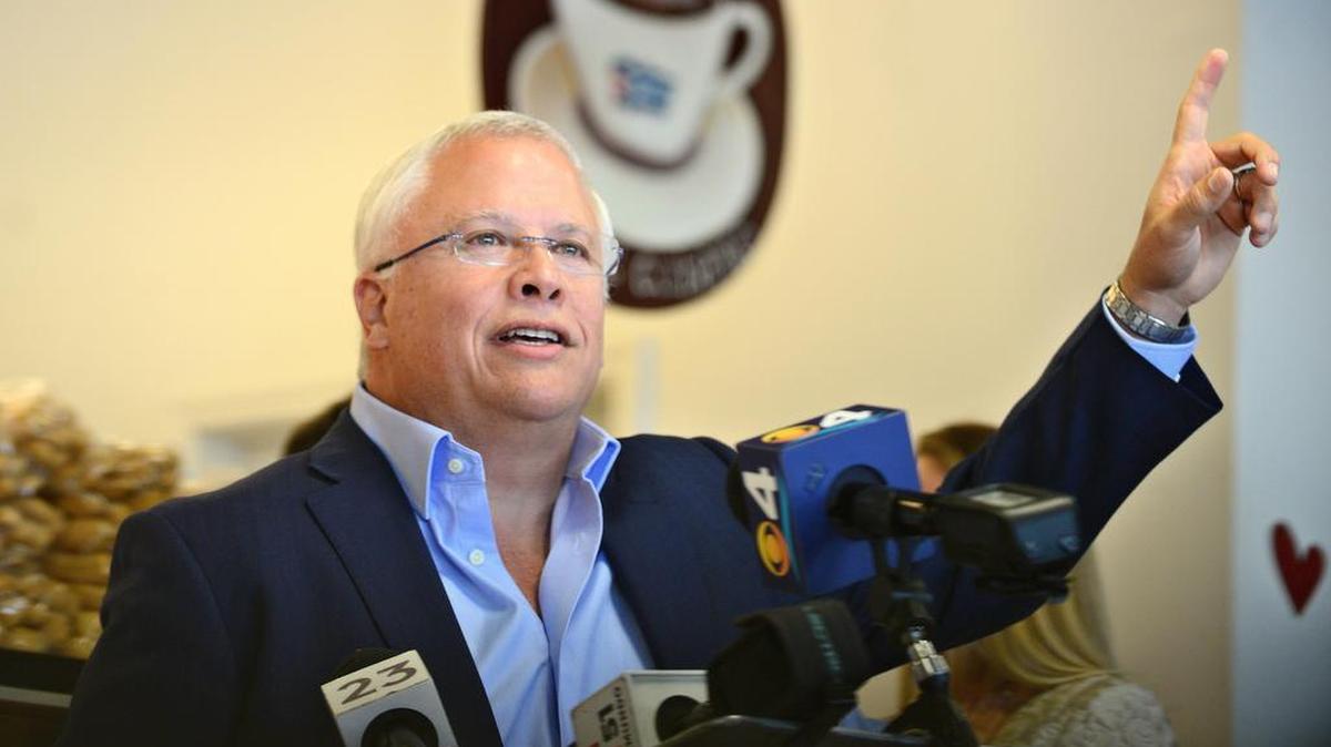 El empresario cubanoamericano y republicano Carlos Beruff anuncia su candidatura al Senado federal por Florida, el 29 de febrero en Miami.