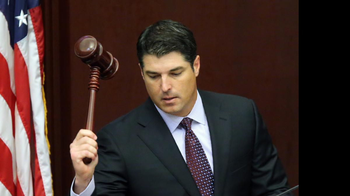 
El presidente de la Cámara Steve Crisafulli, republicano por Merritt Island, da inicio a la sesión especial este lunes en un Capitolio extrañamente tranquilo.


