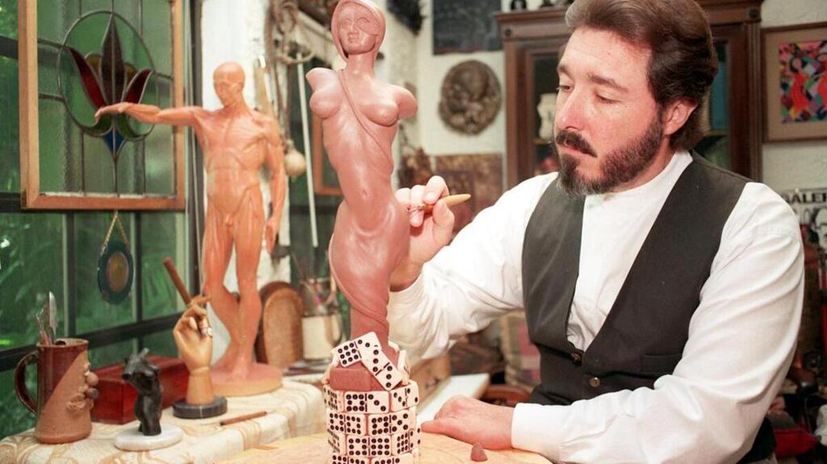 Marc Andries Smit en su estudio, trabaja en una escultura –Domino–en esta imagen de 1997.