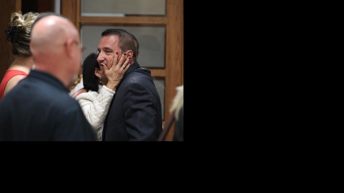 
Steven Bateman, ex alcalde de Homestead, es consolado después que un juez de Miami-Dade lo declarara culpable de trabajar ilegalmente como asesor para una compañía de construcción, el jueves 30 de octubre del 2014. 

