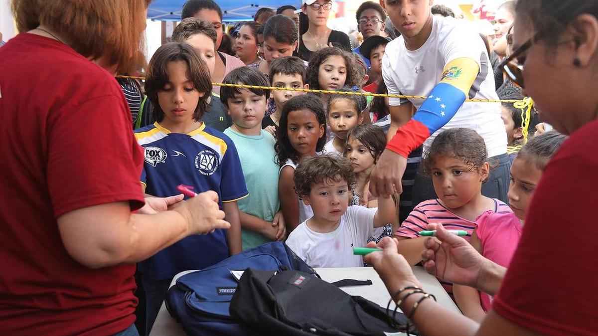 Juan Carlos Rubio, de 4 años, espera su mochila nueva durante el evento caritativo anual “Operation Back to School” de la fundación Toys for Kids, en Doral este domingo.