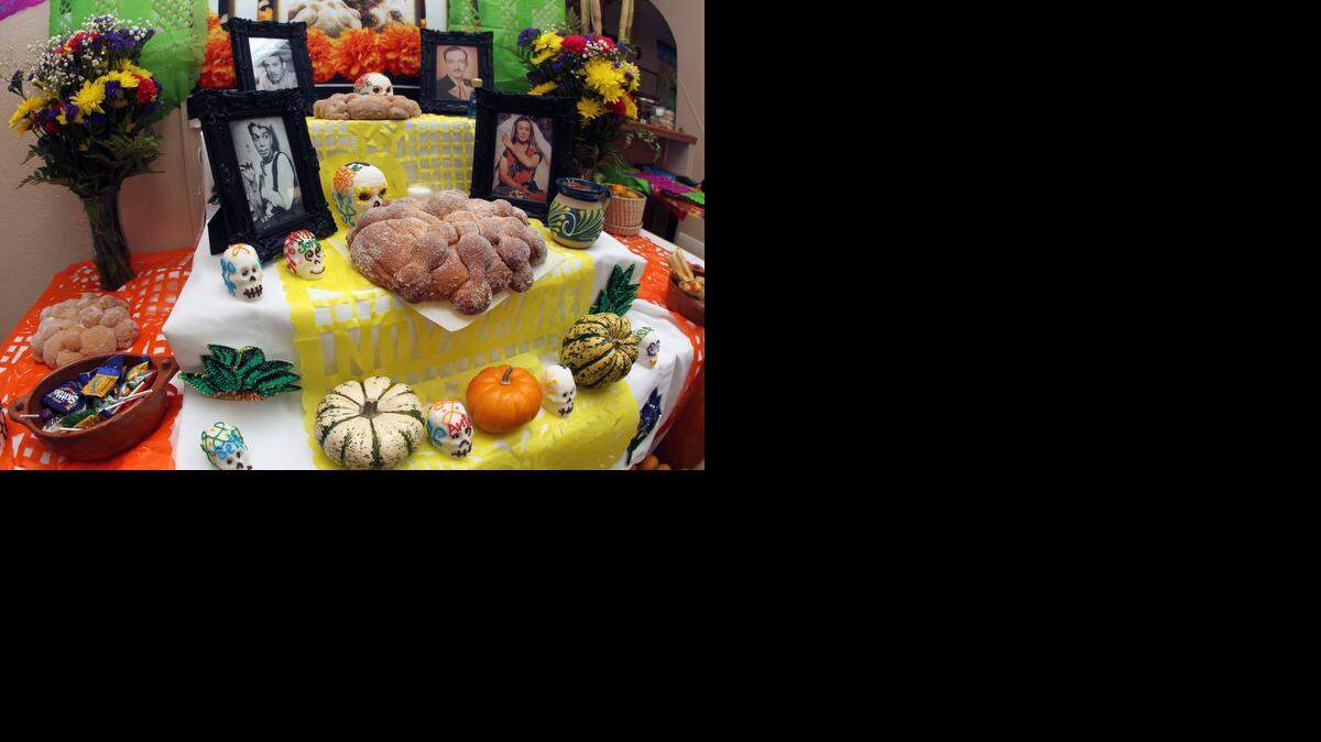 
Altar de muertos de la panadería donde se ofrendan dulces y frutas a los difuntos.

