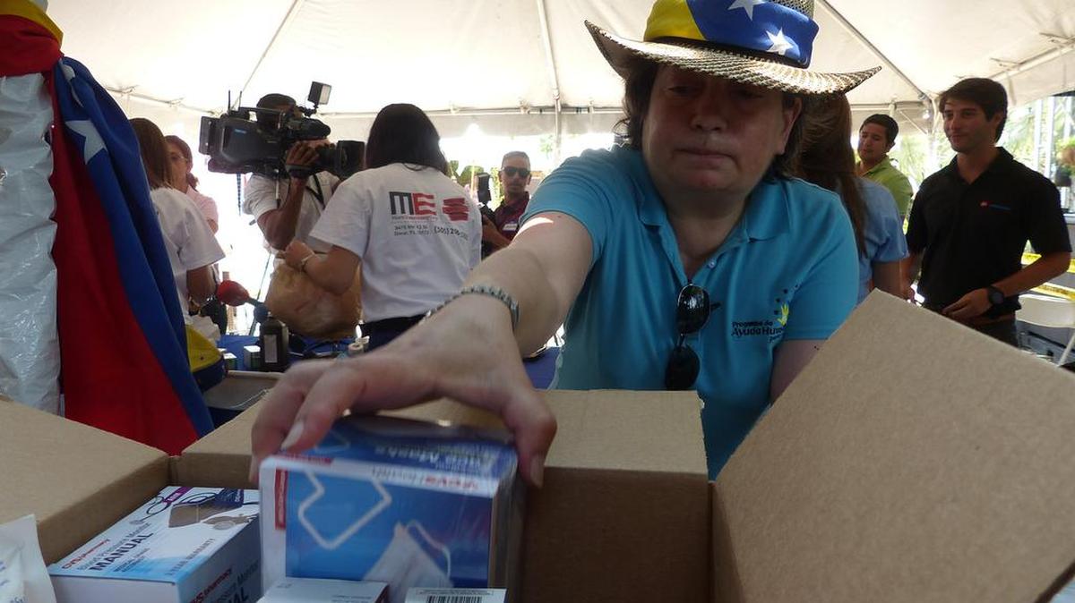 Una voluntaria llena una caja con insumos médicos para Venezuela durante el lanzamiento de una campaña internacional de recolección el viernes 6 de mayo 2016, en Doral, ciudad aledaña de Miami (Florida).