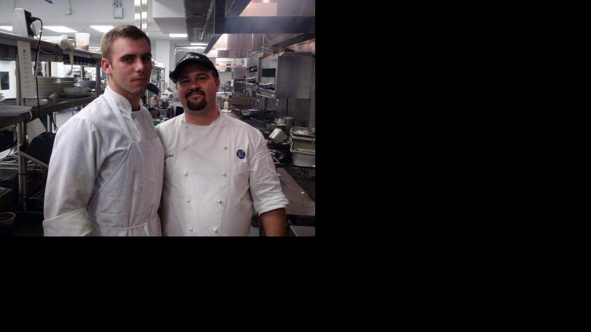 
El segundo a bordo del restaurante BLT Prime del Trump National Doral, Paul Niedermann (izq.) y Dustin Ward, jefe de las cocinas del local. 

