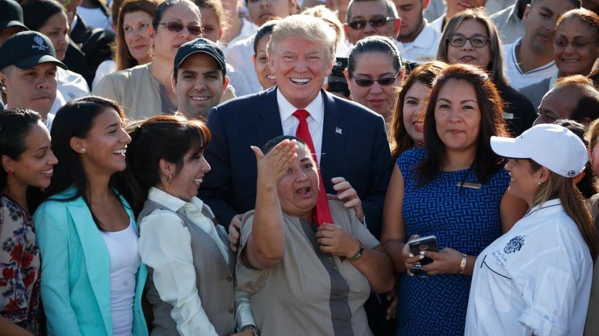 El candidato republicano a la presidencia Donald Trump, posa junto a empleados de Trump National Doral Miami durante la campaña, el 25 de octubre del 2016, en Miami.