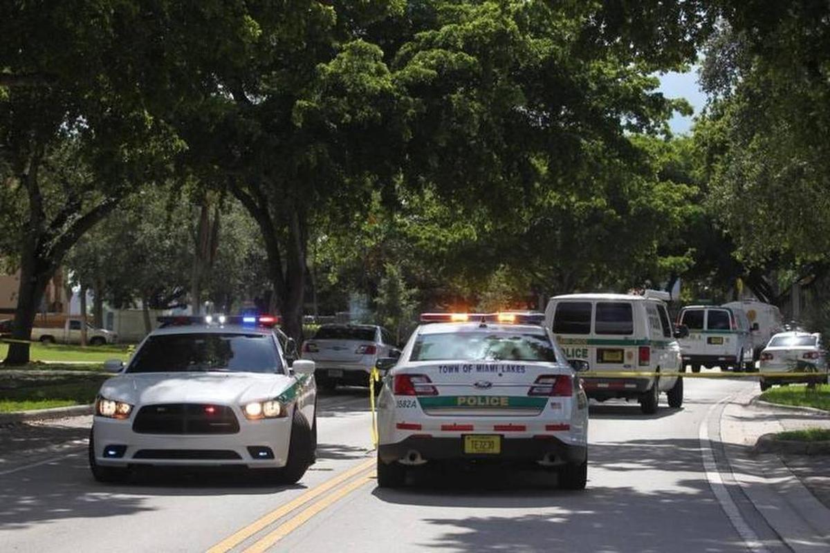 Un oficial de policía novato de Miami mató el domingo por la mañana a un hombre que apuñalaba a una mujer en Miami Lakes, de acuerdo al jefe de la policía local.
