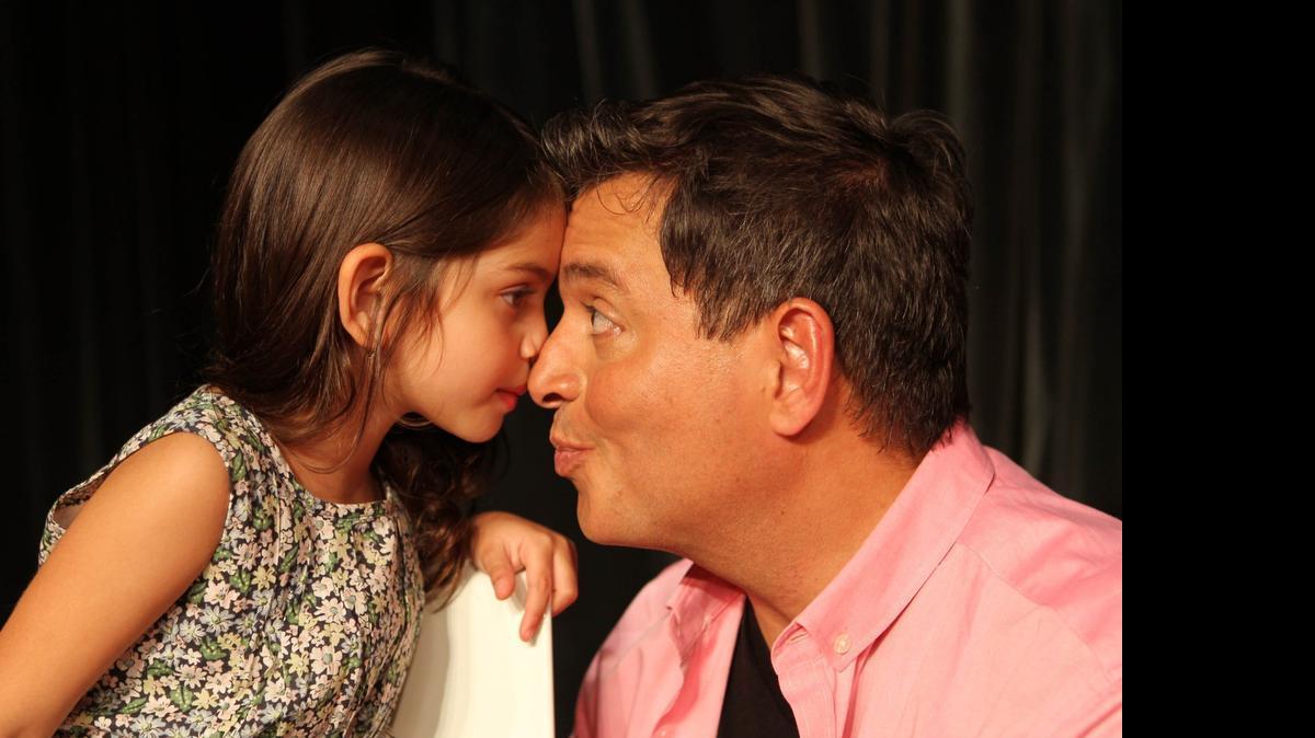 
El presentador y actor venezolano Daniel Sarcos asegura que su hija Carlota, de cinco años, es tan inquieta como él cuando era muy joven.
