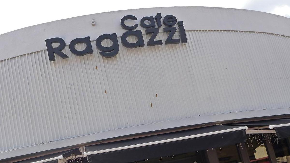 
El Café Ragazzi, una de las entidades envueltas con M&T World Trading Inc., donde la policía lanzó un negocio que movía millones en un laberinto de cuentas bancarias.
