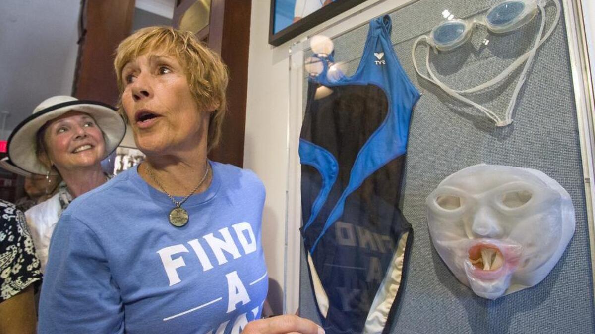La nadadora Diana Nyad durante una ceremonia en Cayo Hueso, donde donó parte del equipo que utilizó en histórica travesía desde Cuba.