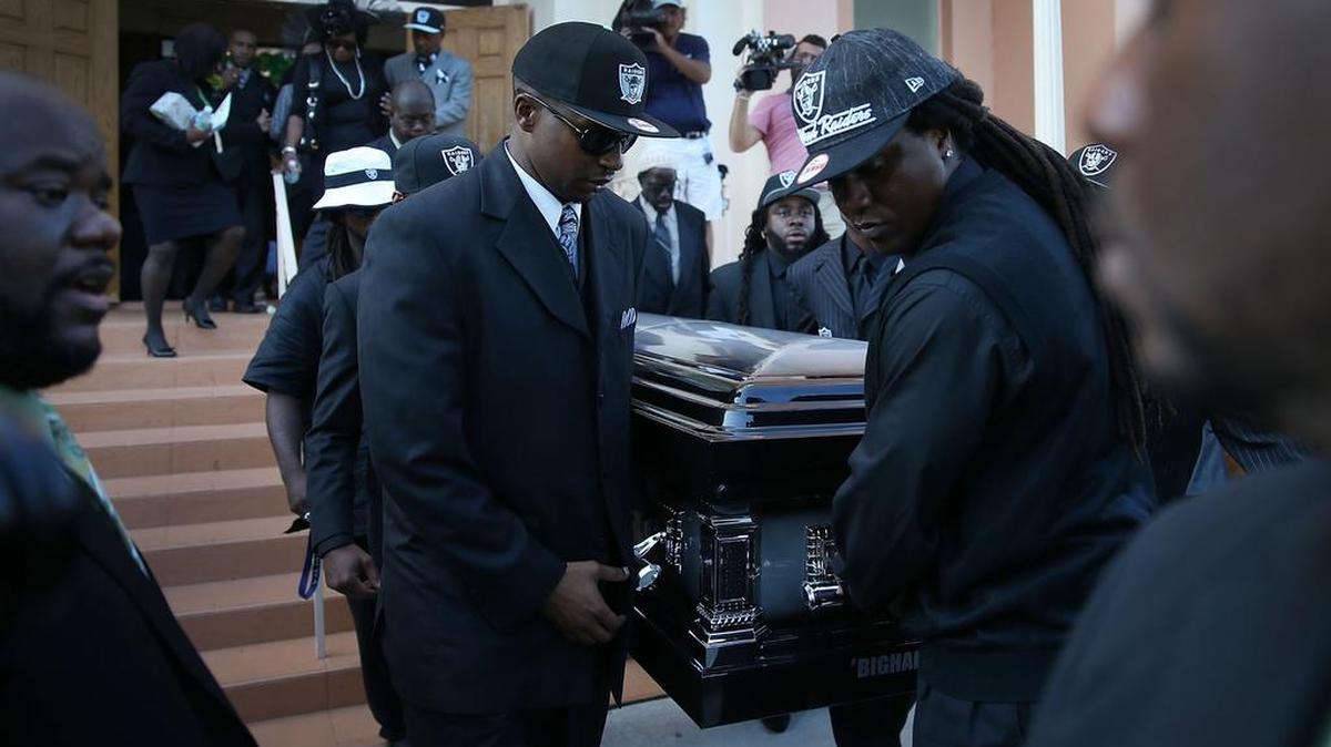 Portadores del féretro llevan el ataúd de Corey Jones durante su funeral en la capilla Payne de la iglesia AME el 31 de octubre, 2015, en West Palm Beach, Florida.