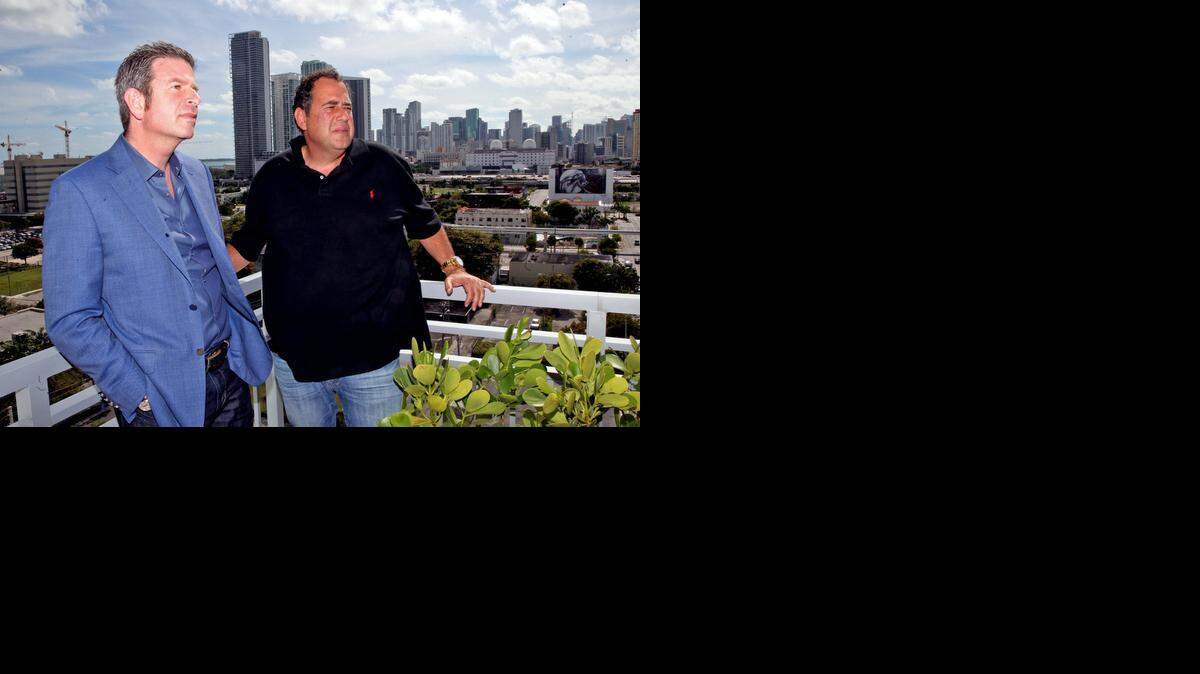 
Nir Shoshani y Ron Gottesman, de NR Investments, en un balcón del edificio Filling Station Lofts en Miami Avenue. Ellos ya han comprado dos lotes en el área del Omni. 
